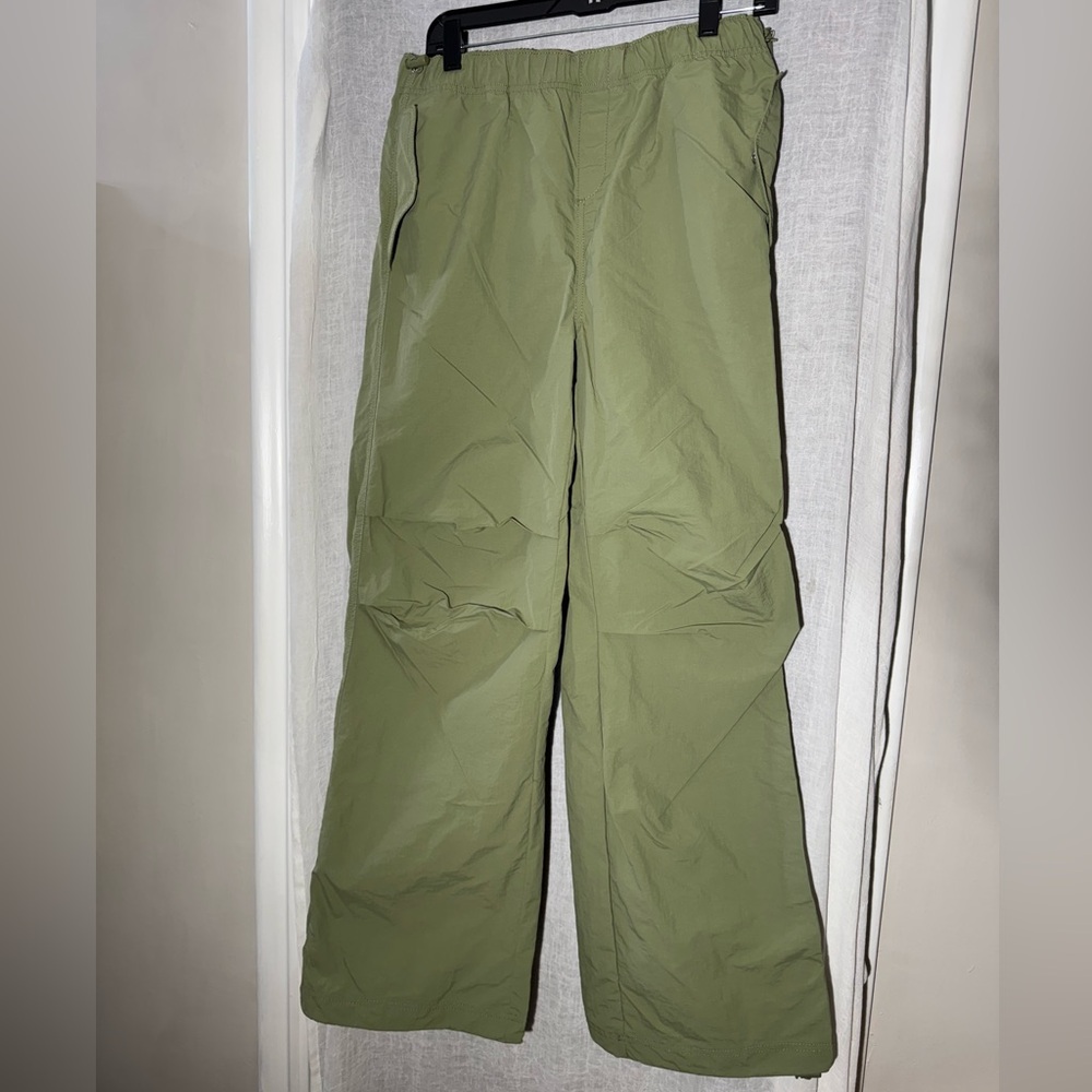 NWOT Love Tree Green Parachute Pants w Pockets adjustable waist & length. Sz L.